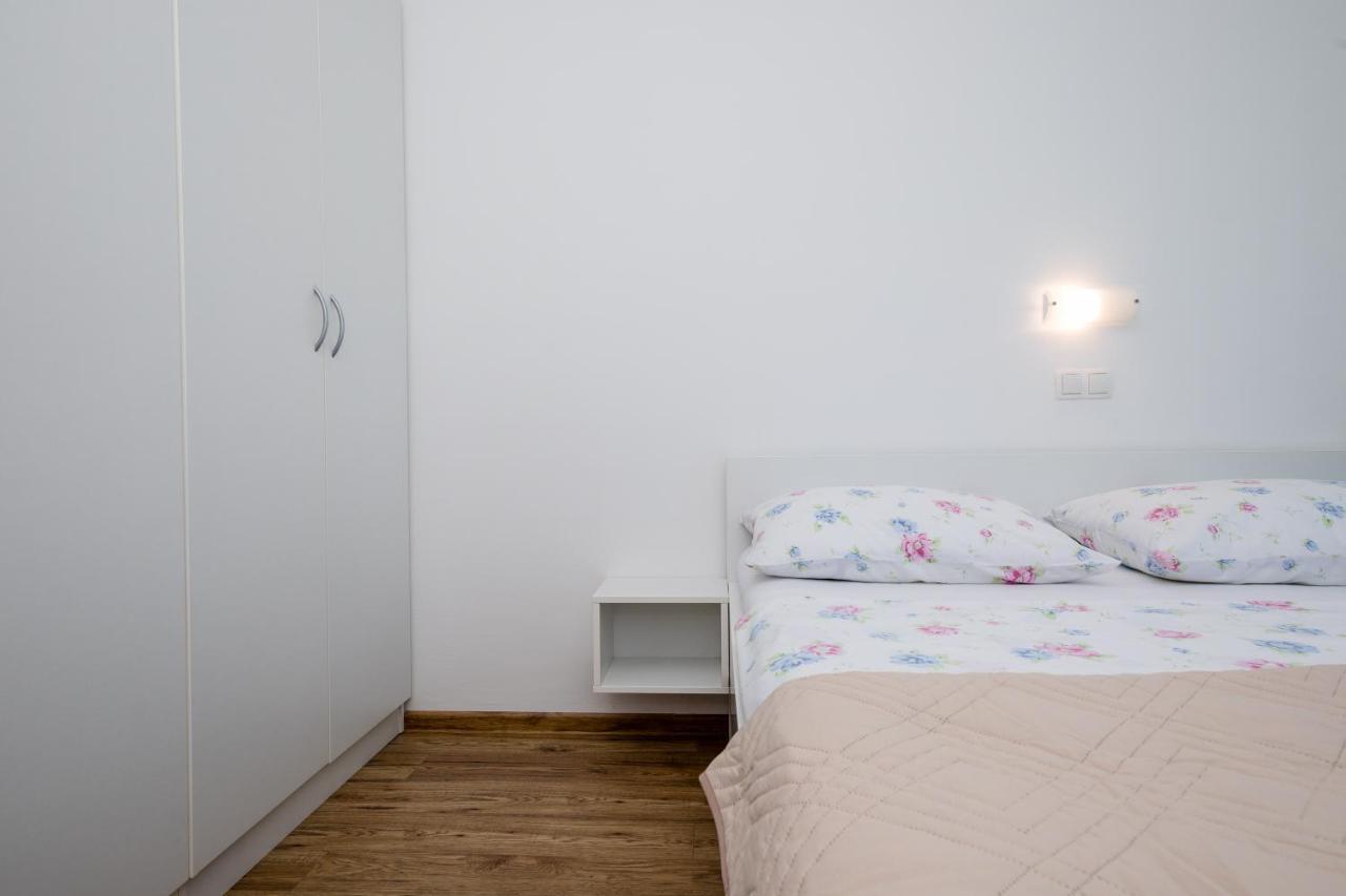 Zeljko Apartmani Lopar Bagian luar foto
